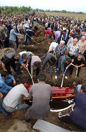 犠牲者の埋葬