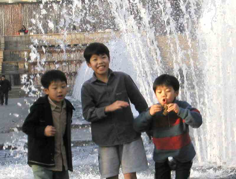 離宮公園噴水にて３兄弟