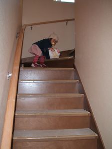 娘が階段を点検中