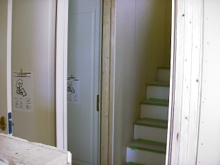 階段前の引き戸