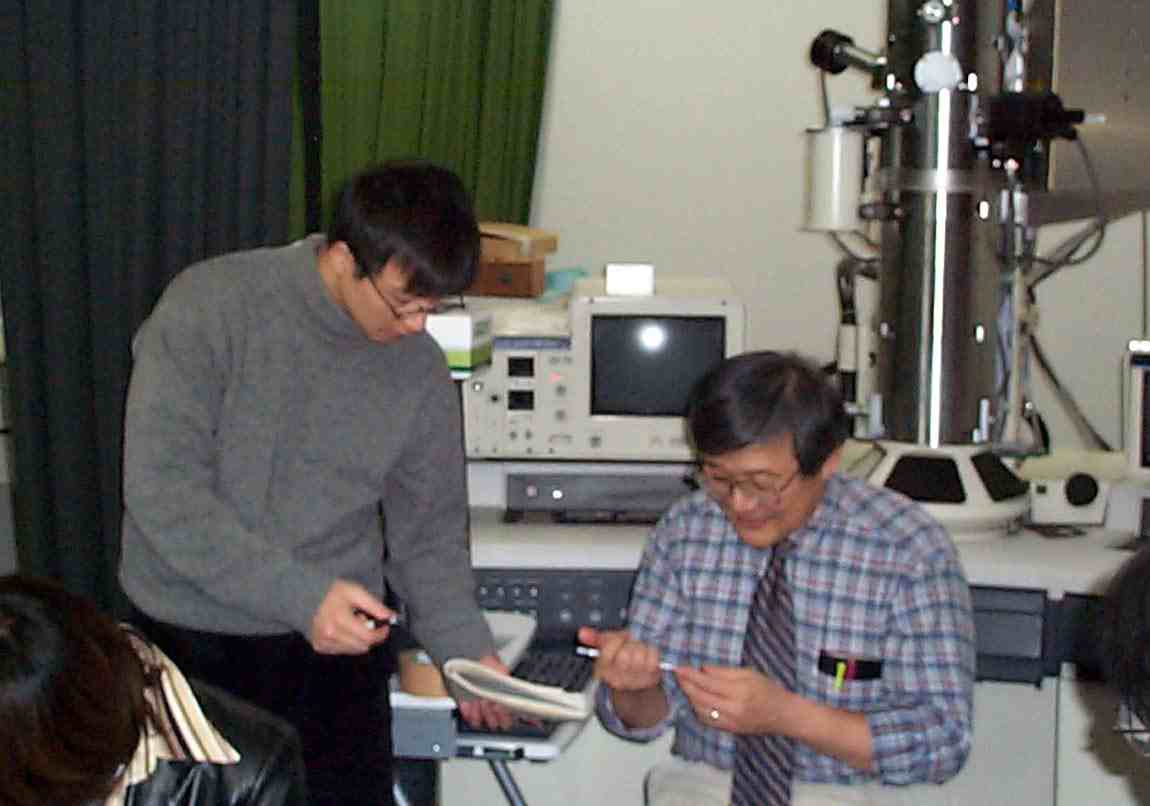 山口助教授（左）と田中氏