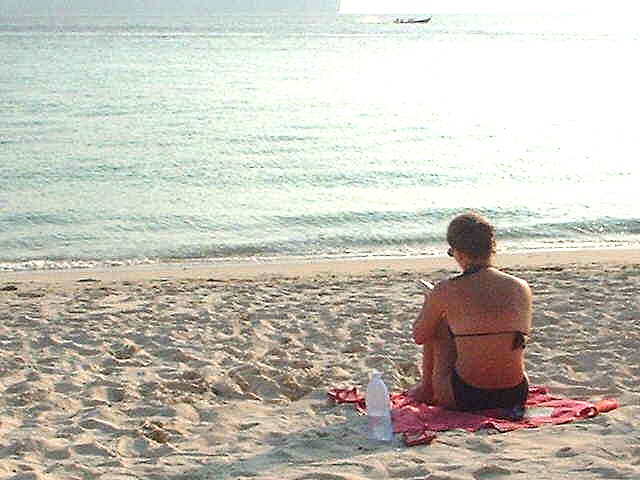 ひとりで読書するロングビーチ
