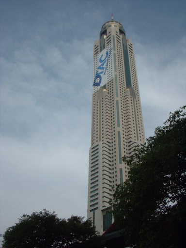 バンコクで一番高いビルをプールサイドで