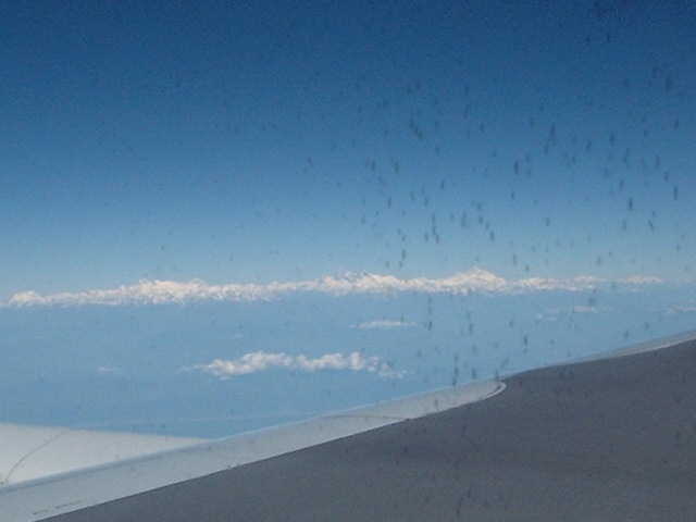飛行機から世界の最高峰ヒマラヤを望む。