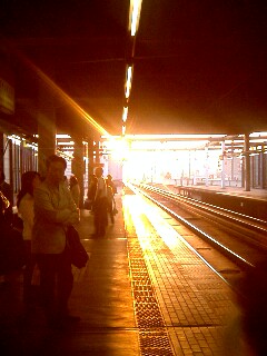 札幌駅ﾎｰﾑの夕暮れ