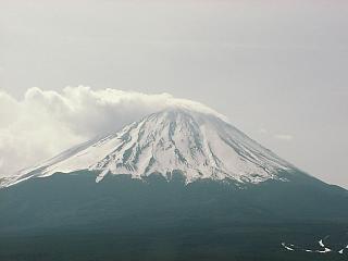 厳冬期の富士と笠雲