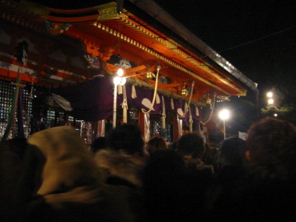 京都の八坂神社でおしくらまんじゅう