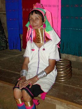 村で一番首が長い女性