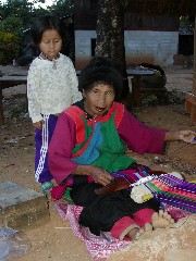 土産物用の織物を織るお婆さん