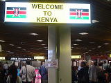 ケニア　パスポートコントロール前にて