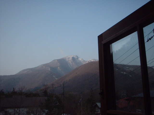 ログハウスの屋根裏の窓から見た磐梯山