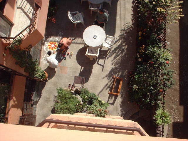 ホテルの内庭でも、砂絵の具で曼荼羅