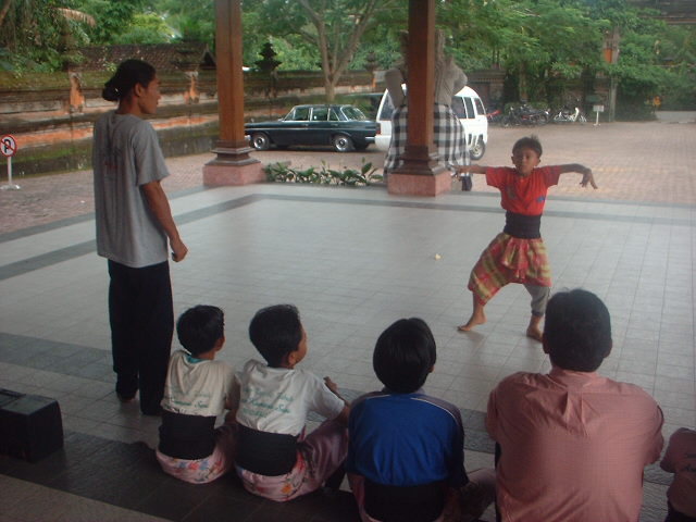 アルマ美術館で少年バリ舞踊の練習中