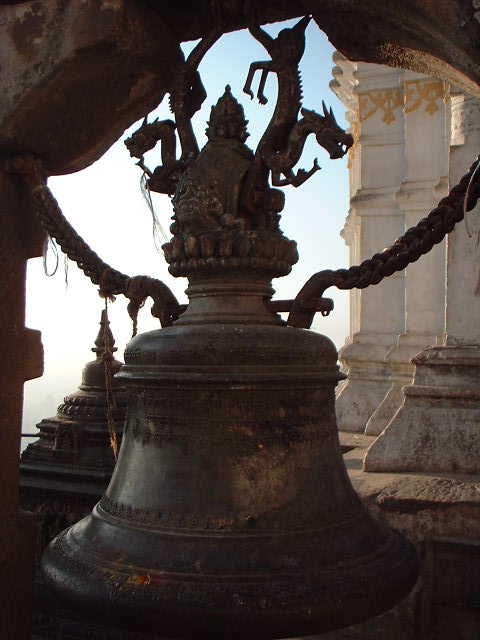 目玉寺院の鐘