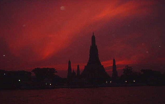 バンコクの大河から夕焼けの巨大な仏塔