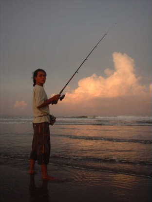 夜明けのバリ島、クタビーチの釣り人