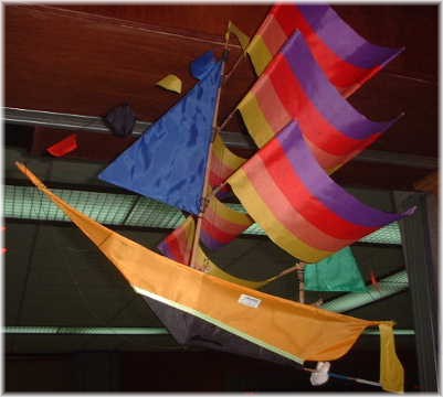 帆船のかたちをしたバリの凧.