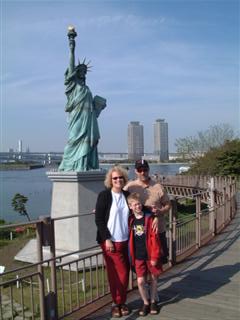 At the Statue of Liberty in お台場