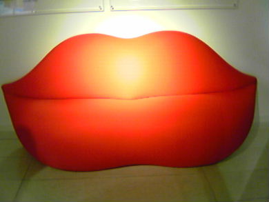 Kiss Sofa