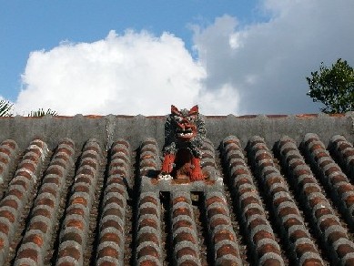 屋根のシーサー
