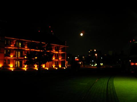 赤レンガ倉庫と月