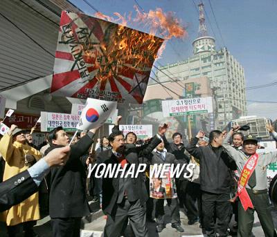 日本大使館前で抗議。