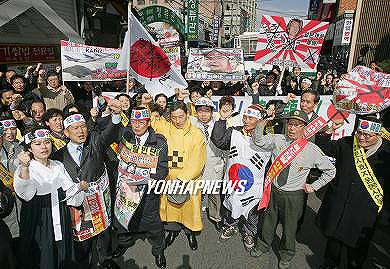 日本大使館前で抗議。