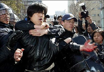 指を切って日本に抗議する朝鮮人。