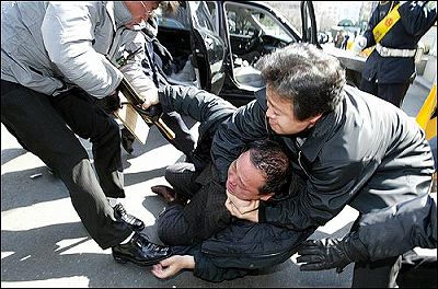 指を切ろうとして警察に止められる朝鮮人。