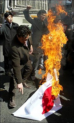 日本大使館前で日の丸を燃やす朝鮮人。