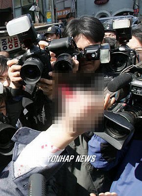 指を切った朝鮮人を取り囲むマスコミ。