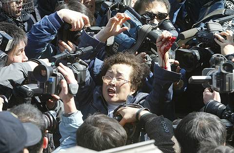指を切って抗議する朝鮮人。
