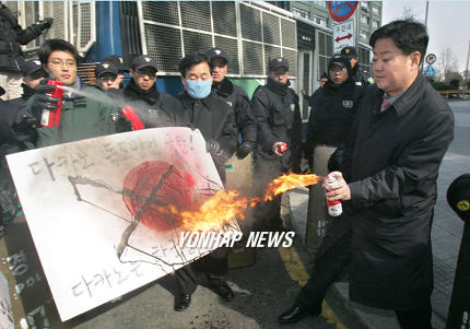 日本国旗を燃やす朝鮮人