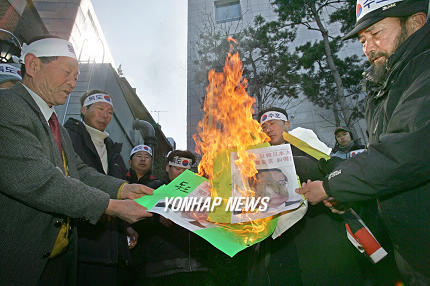高野駐韓国大使の写真を燃やす漁民