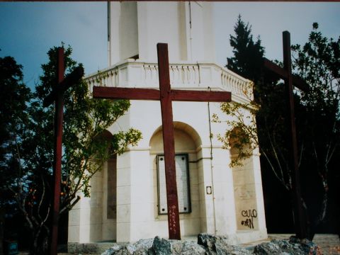 塔の下の十字架