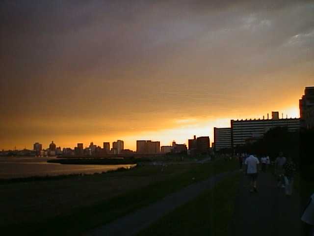 夕暮れの大師橋の反対側20030914