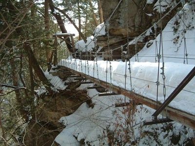 雪の積もった吊り橋