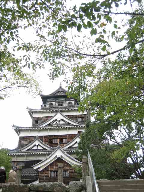木目調の広島城